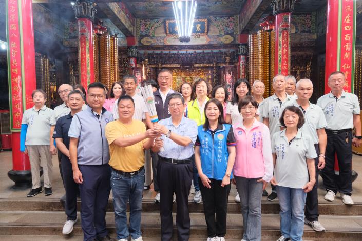 官網-縣長楊文科和多位民代、縣運會工作人員一早就到天后宮祈福並點燃聖火.JPG