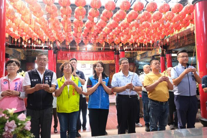 官網-縣長楊文科和多位民代、縣運會工作人員一早就到天后宮祈福.JPG