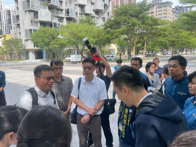新竹縣政府環保局長蕭宏杰(中白襯衫者)下午至竹北水圳公園會勘監測位置。