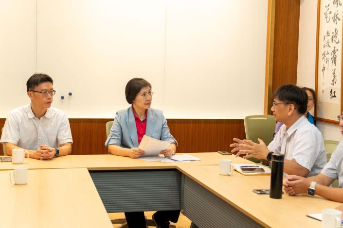新竹縣政府環保局長蕭宏杰(左)、立委徐欣瑩今日上午與環境部等單位開協調會
