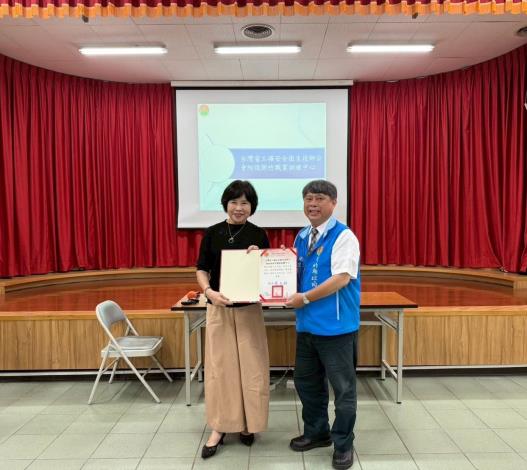 衛生局日前舉辦「珍愛生命守門人」教育訓練及授獎儀式，並頒發感謝狀及珍愛生命認證標章給這些幸福家園守護者。