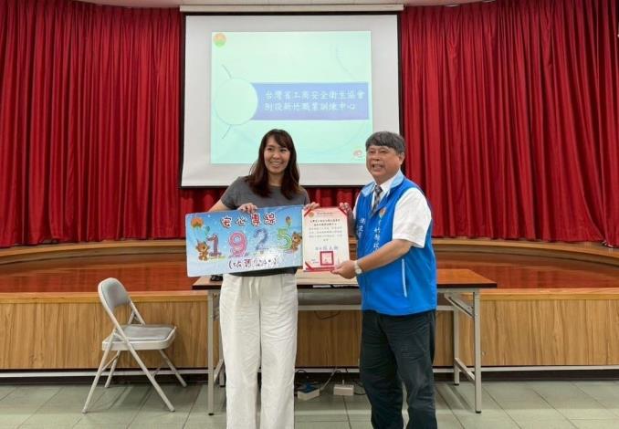 衛生局日前舉辦「珍愛生命守門人」教育訓練及授獎儀式，並頒發感謝狀及珍愛生命認證標章給這些幸福家園守護者。2