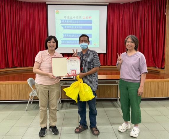 衛生局日前舉辦「珍愛生命守門人」教育訓練及授獎儀式，並頒發感謝狀及珍愛生命認證標章給這些幸福家園守護者。3
