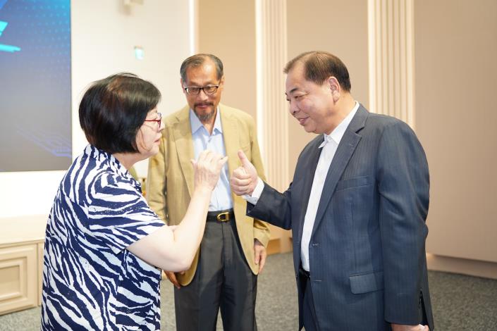 官網-新竹縣副縣長陳見賢(右)、新竹縣工業會理事長呂理展(中)與參加論壇人員談論產業發展。.JPG
