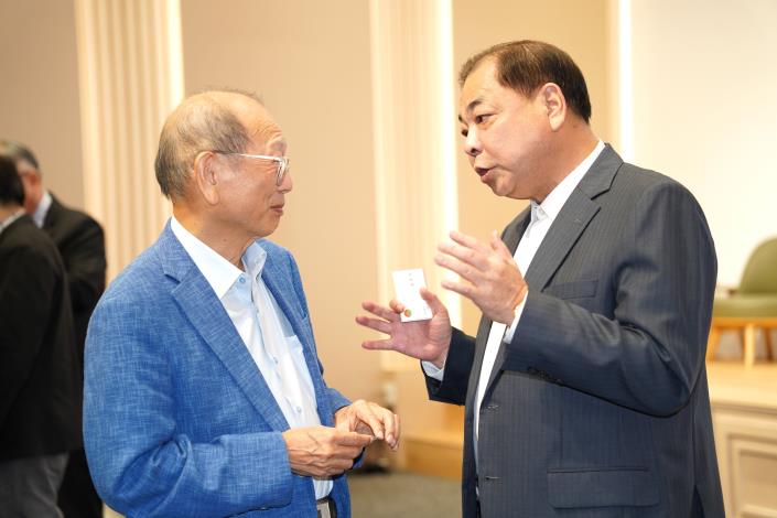 官網-新竹縣副縣長陳見賢與普生公司董事長林宗慶討論產業發展。.JPG