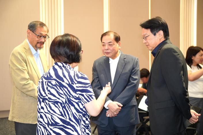 官網-(後排左起)新竹縣工業會理事長呂理展、副縣長陳見賢、產發處長陳偉志聽取產業界意見。