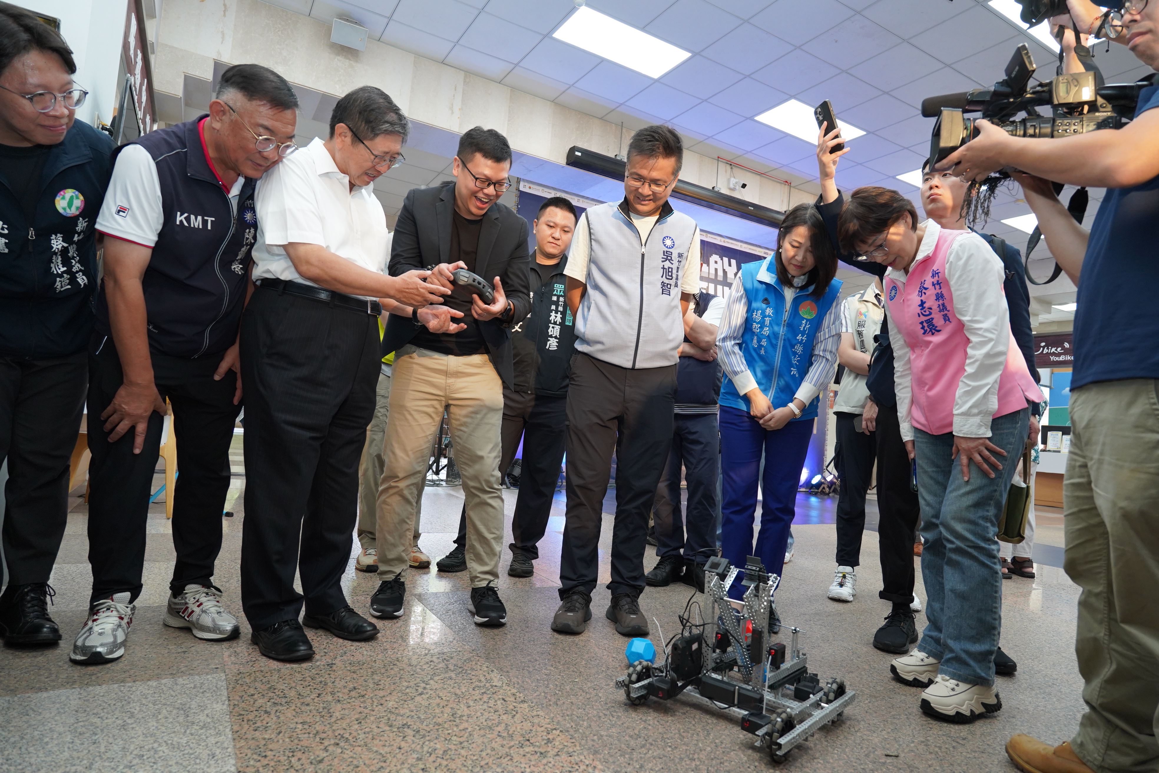 官網~楊縣長操作機器人踢球DSC04306.JPG