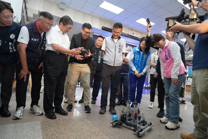 官網~楊縣長操作機器人踢球DSC04306.JPG