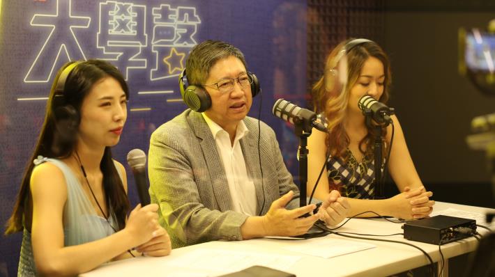 官網-「Let’s Talk大學聲」111年在竹北遠百打造播音間，邀請縣長楊文科暢聊青年事務。