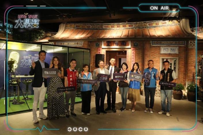 官網-新竹縣長楊文科111年攜手知名Podcast主持人凱莉(左二)等人，在遠百竹北店客家古厝旁搭起的潮流播音間，暢談青年事務與新媒體話題。