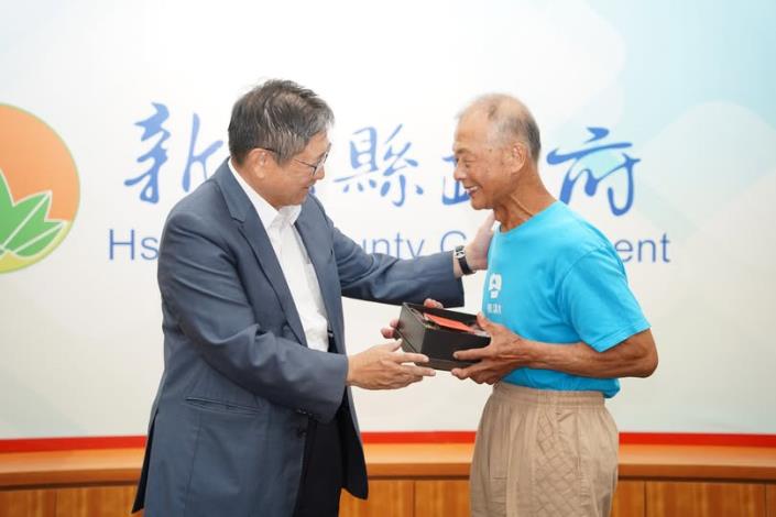 楊縣長之前在主管會報中頒獎傅明光司阜