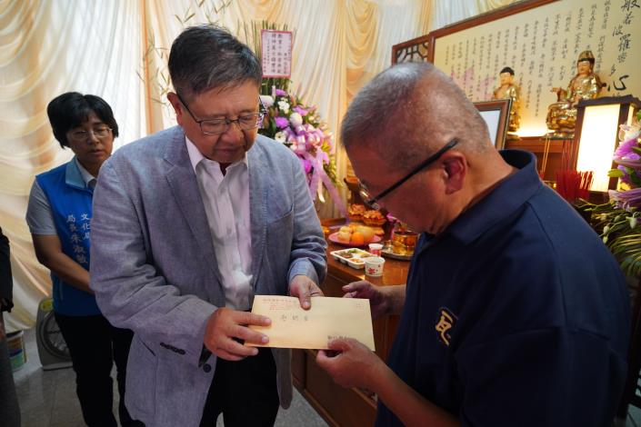 網  楊縣長送慰問金DSC04480.JPG