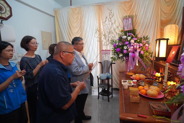 網  楊縣長率團隊上香DSC04468.JPG