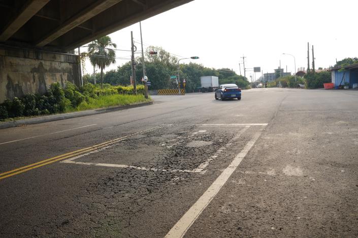官網-鳳岡路五段連接西濱，車流量大，道路損毀嚴重。.JPG