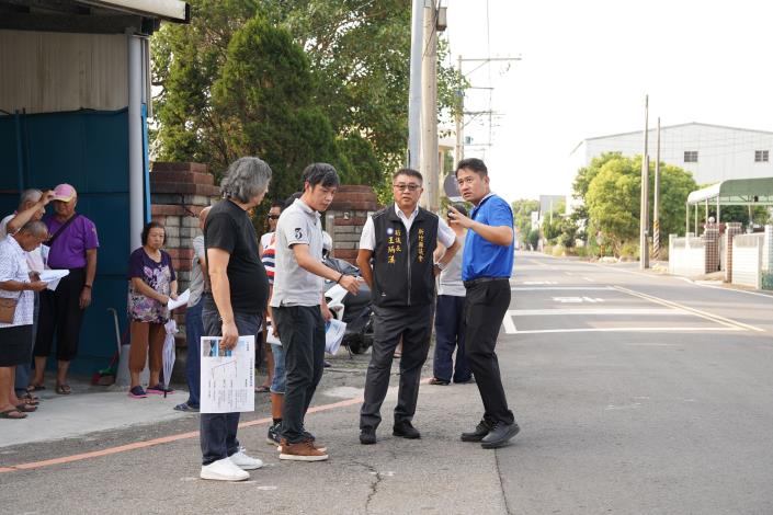 官網-許多鄉親到場關心道路會勘狀況。.JPG