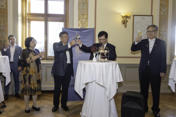 官網IMG_048118新竹縣長楊文科（左三）率優秀演藝團隊赴歐巡演，外交部長林佳龍（右二）也蒞臨演出