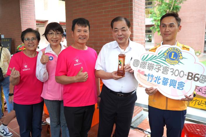 官網DSC00633新竹縣副縣長陳見賢(右二)感謝公益市集的無償付出。.JPG