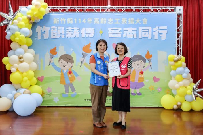 廖瑞菊(右)榮獲特殊績優獎，長年號召捐血，為血庫盡一份心力