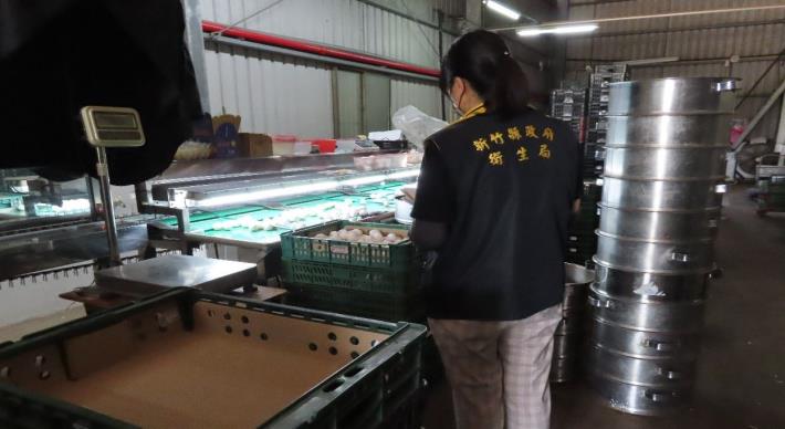 新竹縣政府衛生局執行114年中秋複合式專案稽查，針對中秋應景食品製造業、販售業及餐飲業執行稽查及抽驗。 (3)