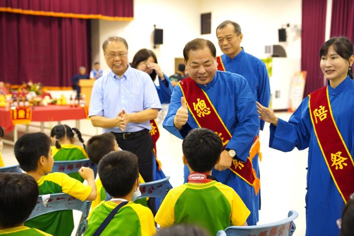 官網-副縣長陳見賢勉勵學童尊師重道，對學童比一個讚。.JPG