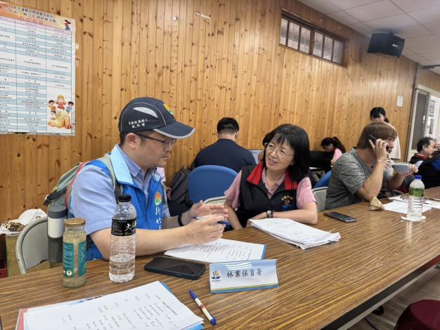 官網-新竹縣政府工務處副處長曾思凱(左)帶領團隊前往花蓮，開會討論，預計協助搶通道路。