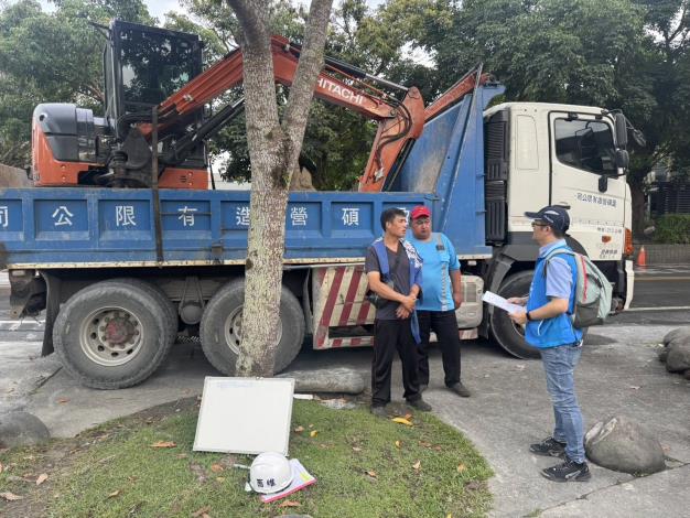 官網-新竹縣政府工務處副處長曾思凱(右)帶領團隊及機具前往花蓮，協助救災２
