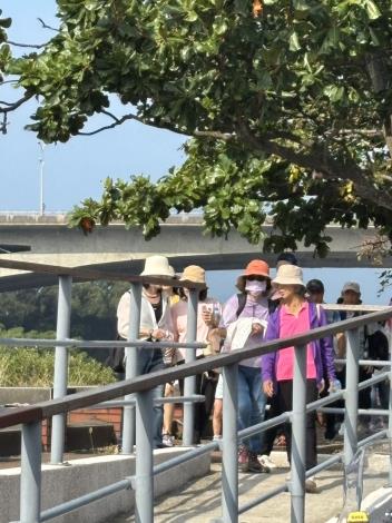 官網-竹縣總工會今(27日)於新豐鄉池和宮舉辦勞工親子健行活動