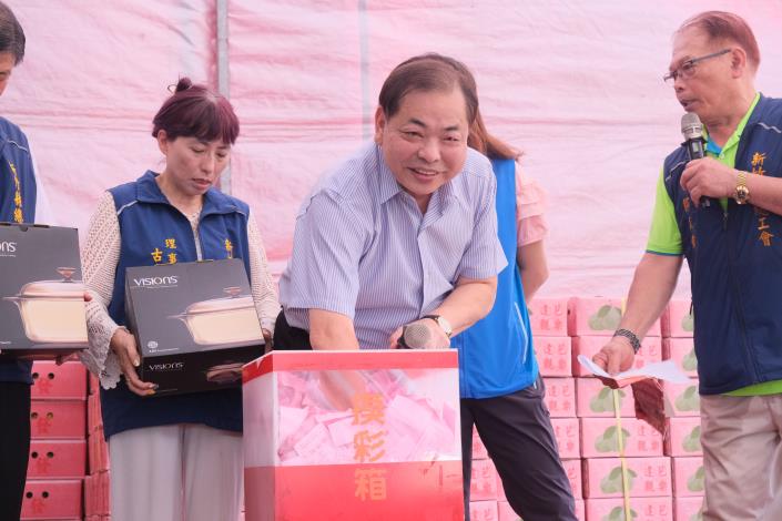 官網-副縣長陳見賢抽出幸運號碼.JPG