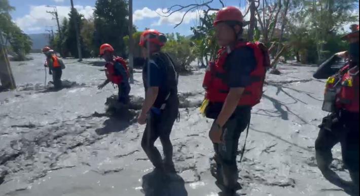 消防局也已派遣2梯次人員前往支援，今日出動5車、16人