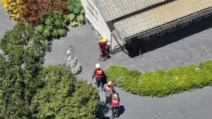 消防局隊員在積水中深入民宅，找尋還有可能生還的跡象 (2)