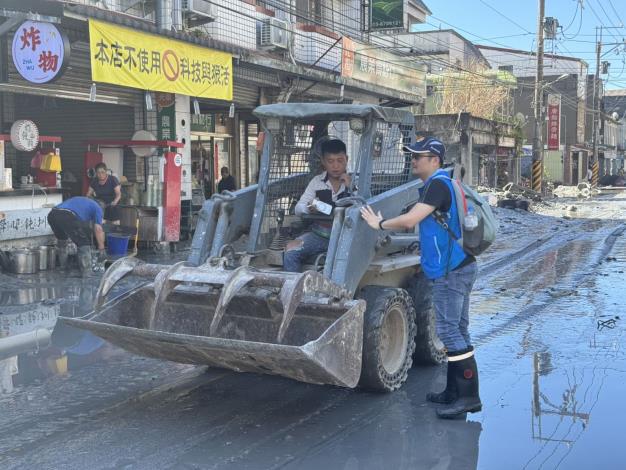 竹縣府20輛機具馳援花蓮 協助清理30噸淤泥及廢棄物 (6)