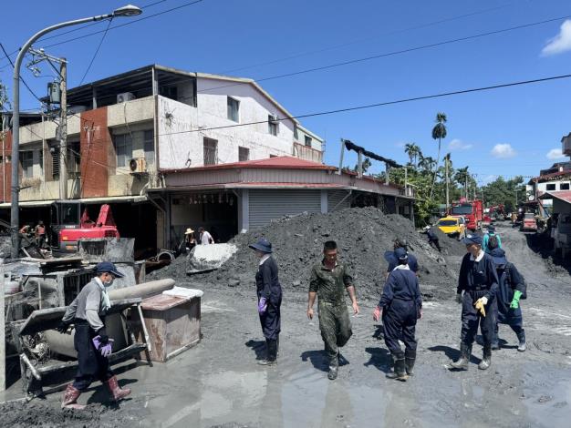 竹縣府20輛機具馳援花蓮 協助清理30噸淤泥及廢棄物 (3)