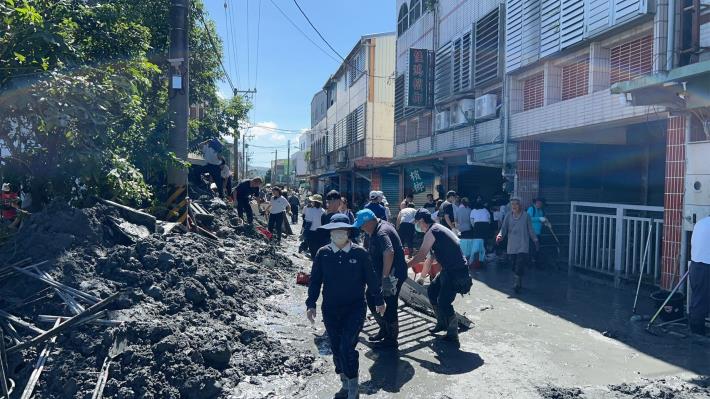 竹縣府20輛機具馳援花蓮 協助清理30噸淤泥及廢棄物 (4)