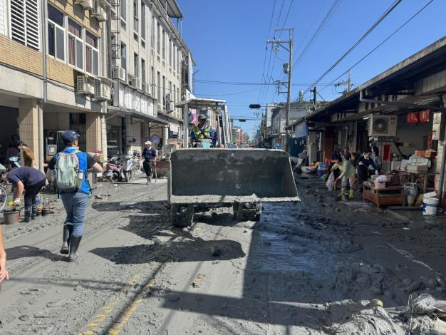 竹縣府20輛機具馳援花蓮 協助清理30噸淤泥及廢棄物 (5)