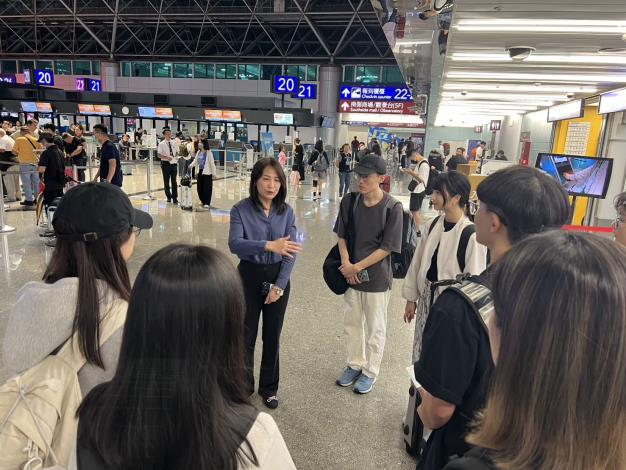 新竹縣政府教育局長楊郡慈(中藍襯衫者)勉勵參與行程的青年們。