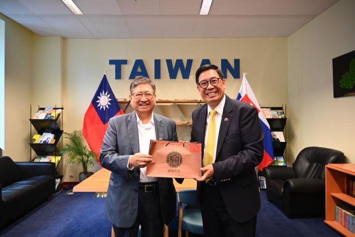 官網-楊文科縣長致贈東方美人茶給駐斯洛伐克李南陽大使