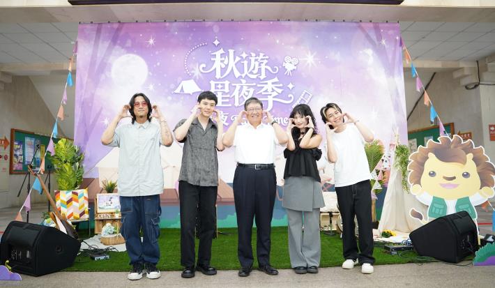 官網-縣長楊文科與人氣樂團「庸俗救星」合影，邀請大家來秋遊星夜季。