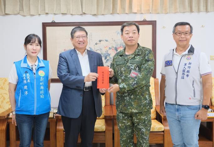 官網-縣長楊文科今(2日)上午前往陸軍裝甲第542旅慰問縣內16個駐軍單位官兵，並致贈各單位慰問金.JPG