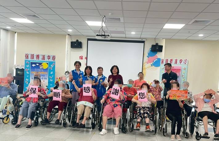 ～保順養護中心～縣府團隊與中心長輩合影