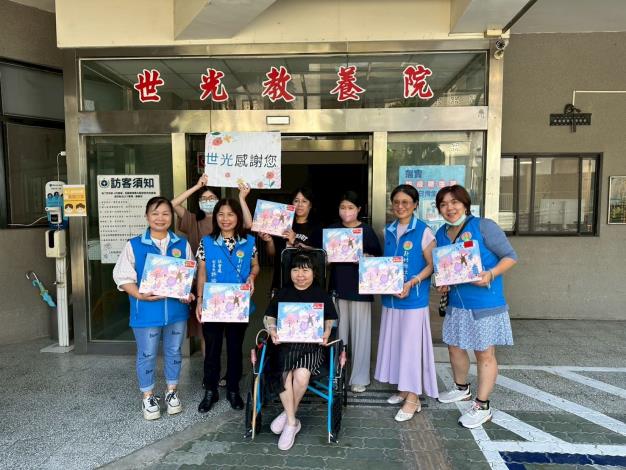 ～世光教養院～許瑜庭副處長、老人及身障福利科李佩玲科長與彭秀月組長及同仁合影