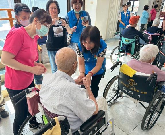 ～保順養護中心～許瑜庭副處長慰問104歲百歲長輩