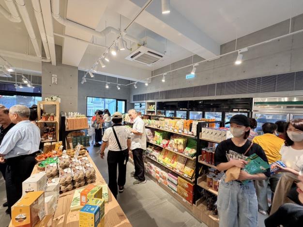 竹北市農民直銷站光明門市10月3日隆重開幕，民眾踴躍採買在地農產。