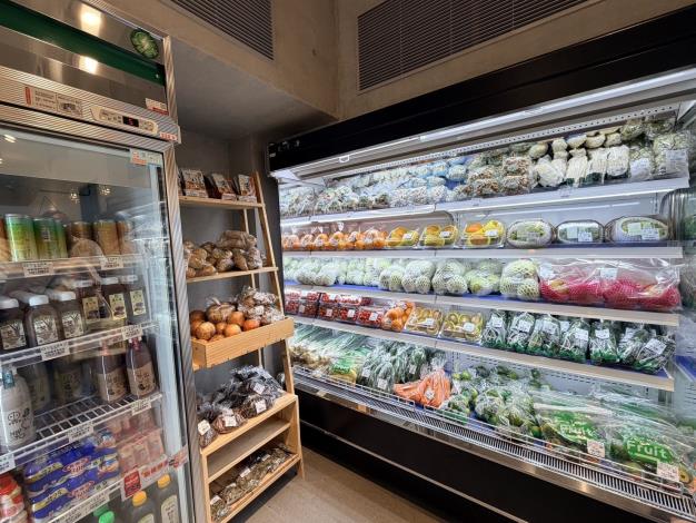 竹北市農民直銷站光明門市10月3日隆重開幕，在地農產就近採買。 (2)