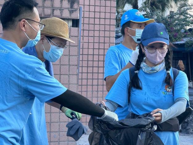 官網-竹縣青年抵達花蓮光復，隨即展開災區清理工作。 (4)