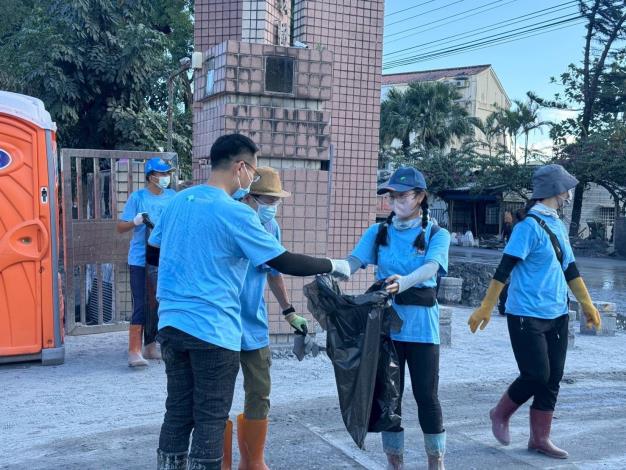 官網-竹縣青年抵達花蓮光復，隨即展開災區清理工作。 (5)