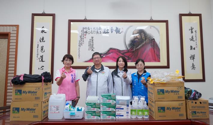 官網-(左起)新竹縣議員蔡志環、新竹縣長楊文科、教育局長楊郡慈、社會處長陳欣怡為新竹縣青年志工打氣，並準備物資捐贈花蓮光復協助志工救災。.JPG