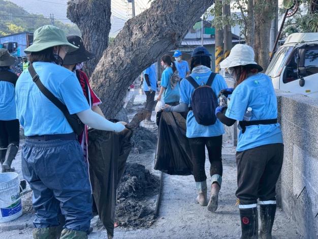 官網-竹縣青年抵達花蓮光復，隨即展開災區清理工作。 (2)