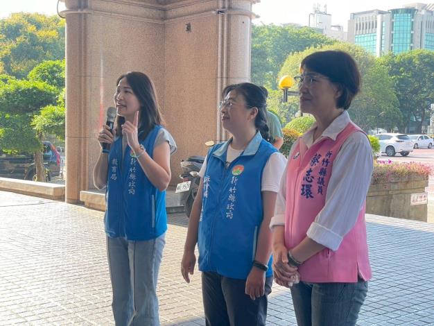 官網-教育局長楊郡慈、社會處長陳欣怡、縣議員蔡志環為青年志工加油打氣。