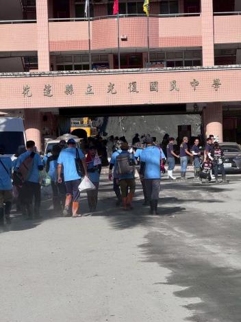 官網-竹縣青年抵達花蓮光復國中，協助校園災後復建。