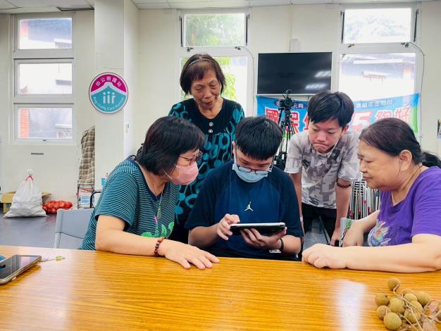 官網-青銀志工共融影像工作坊12